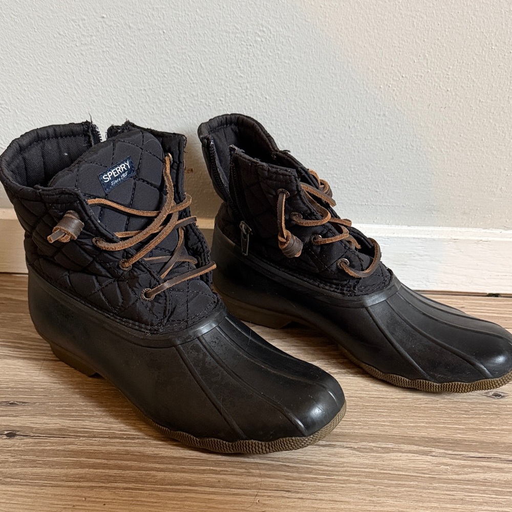 Sperry Black Quilted Rain Boots with Brown Laces Size 6